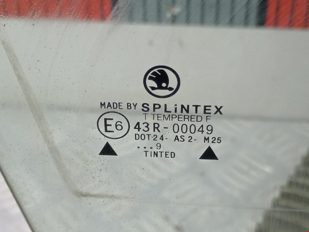 Стекло двери переднее правое SKODA Octavia A4 1U- 1997-2010