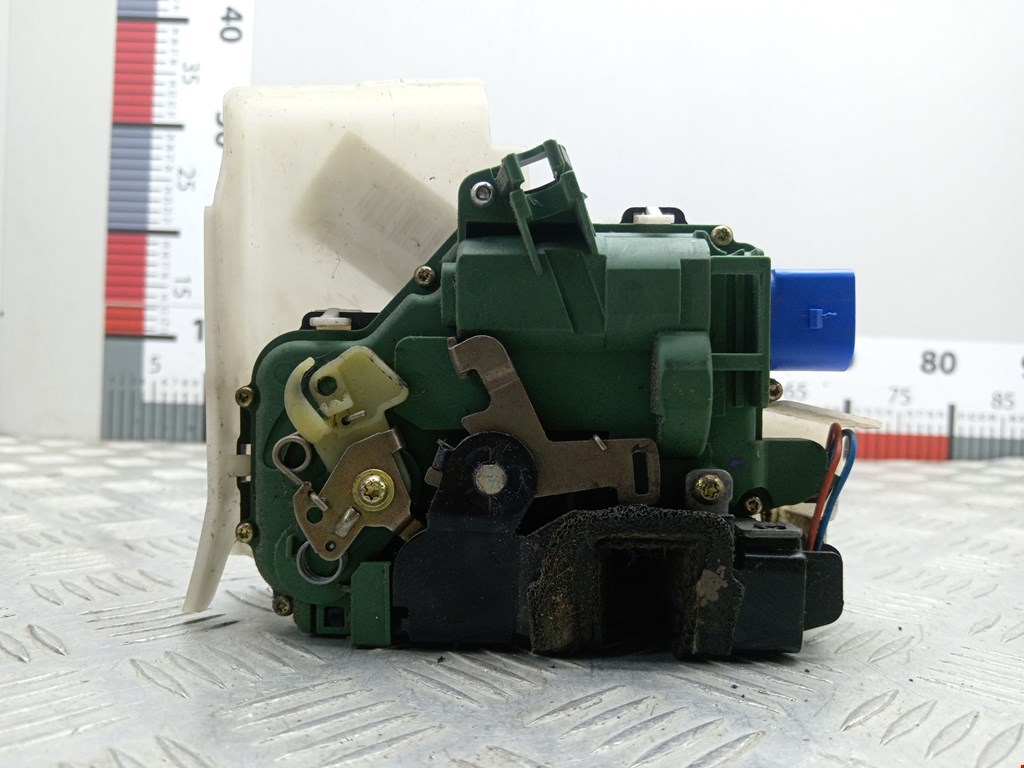 Замок двери передней левой VOLKSWAGEN Polo IV 2001-2009