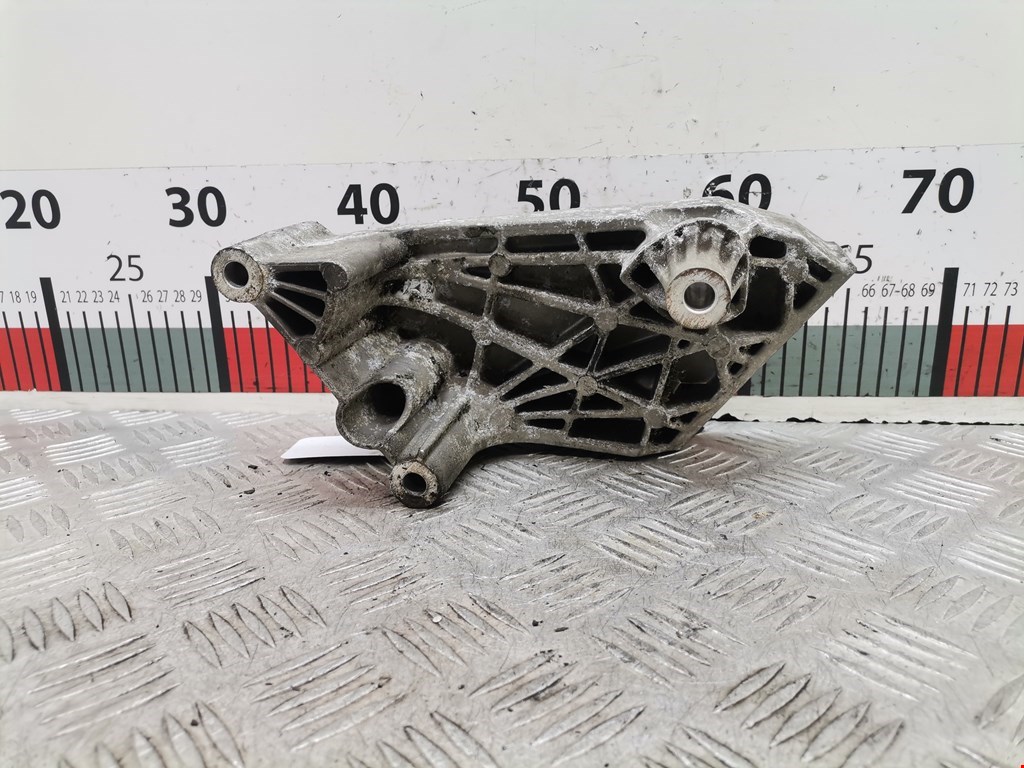 Кронштейн (крепление лапа) двигателя Volkswagen Polo 3 (1994-2002)