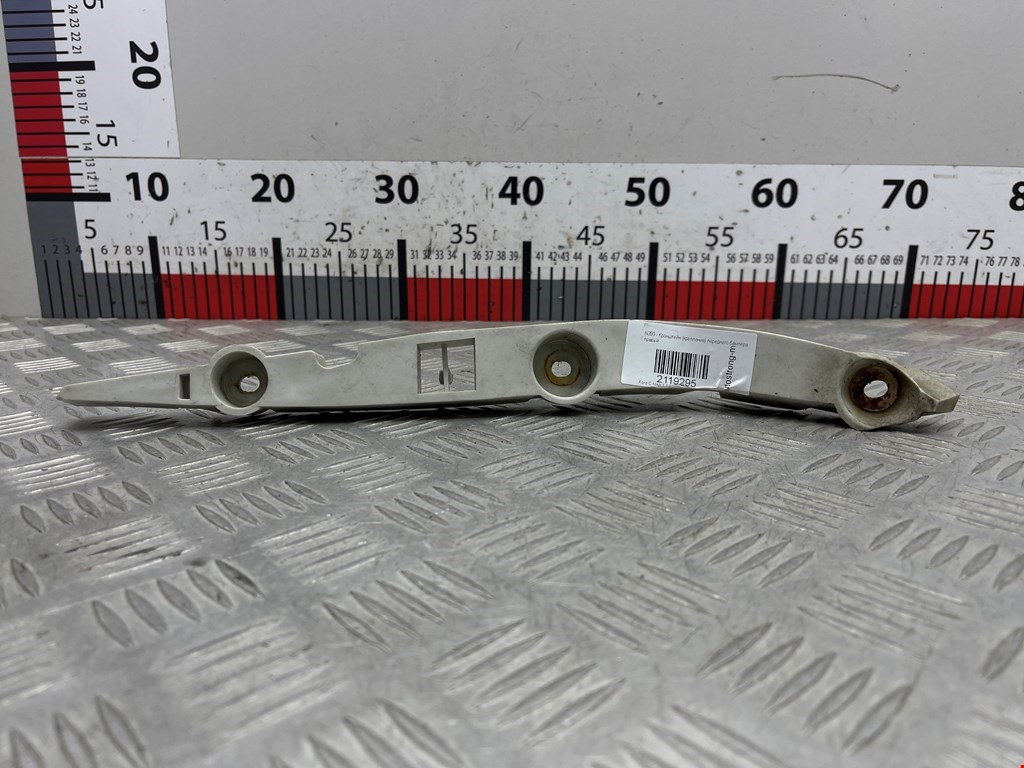 Кронштейн (крепление) переднего бампера правый Ford C-MAX 1 (2003-2010)