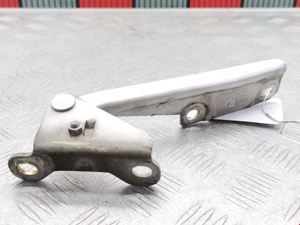 Петля капота левая/правая MITSUBISHI Carisma 1995-1999