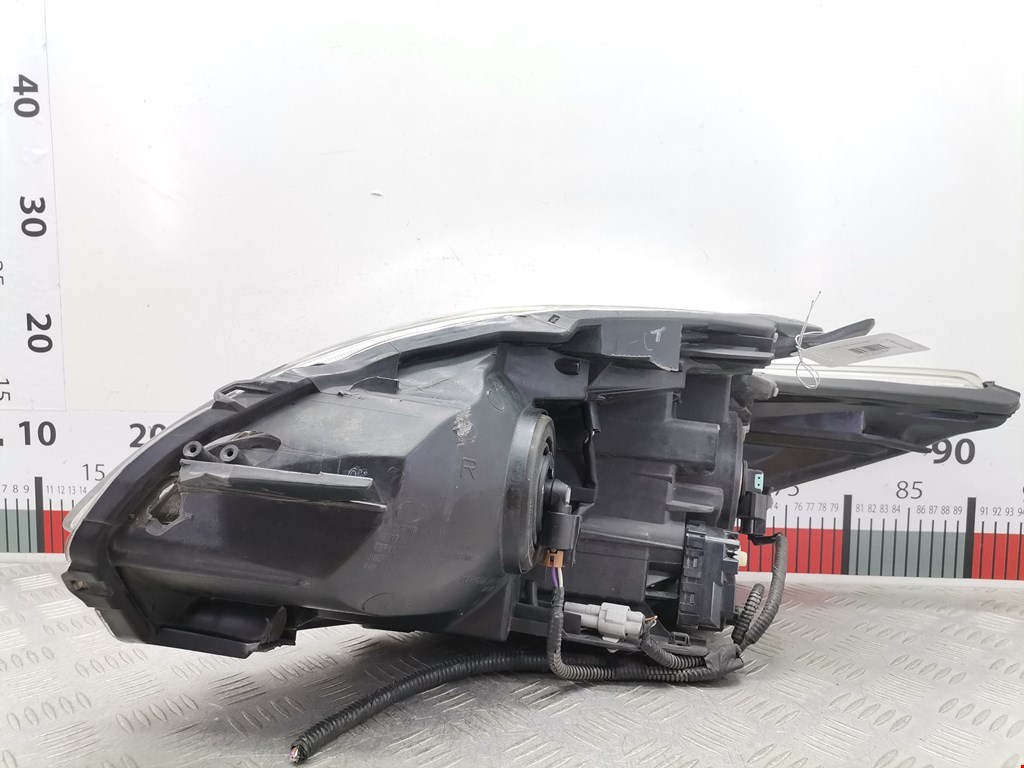 Фара правая TOYOTA Prius III XW30 2009-2015