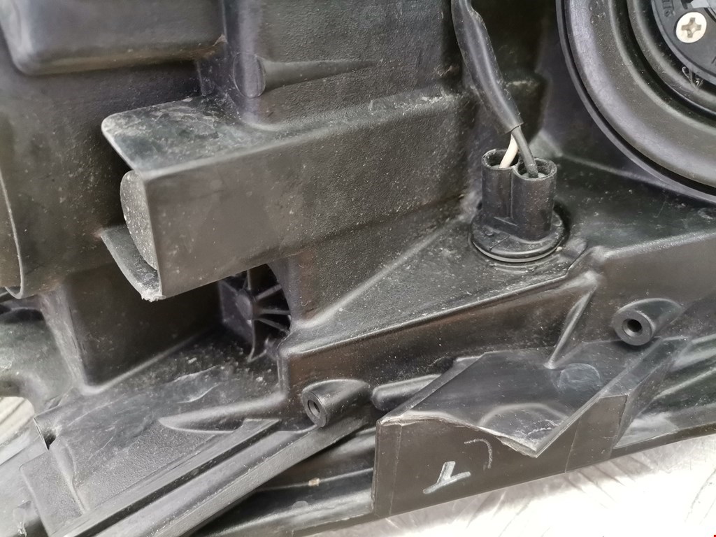 Фара правая TOYOTA Prius III XW30 2009-2015