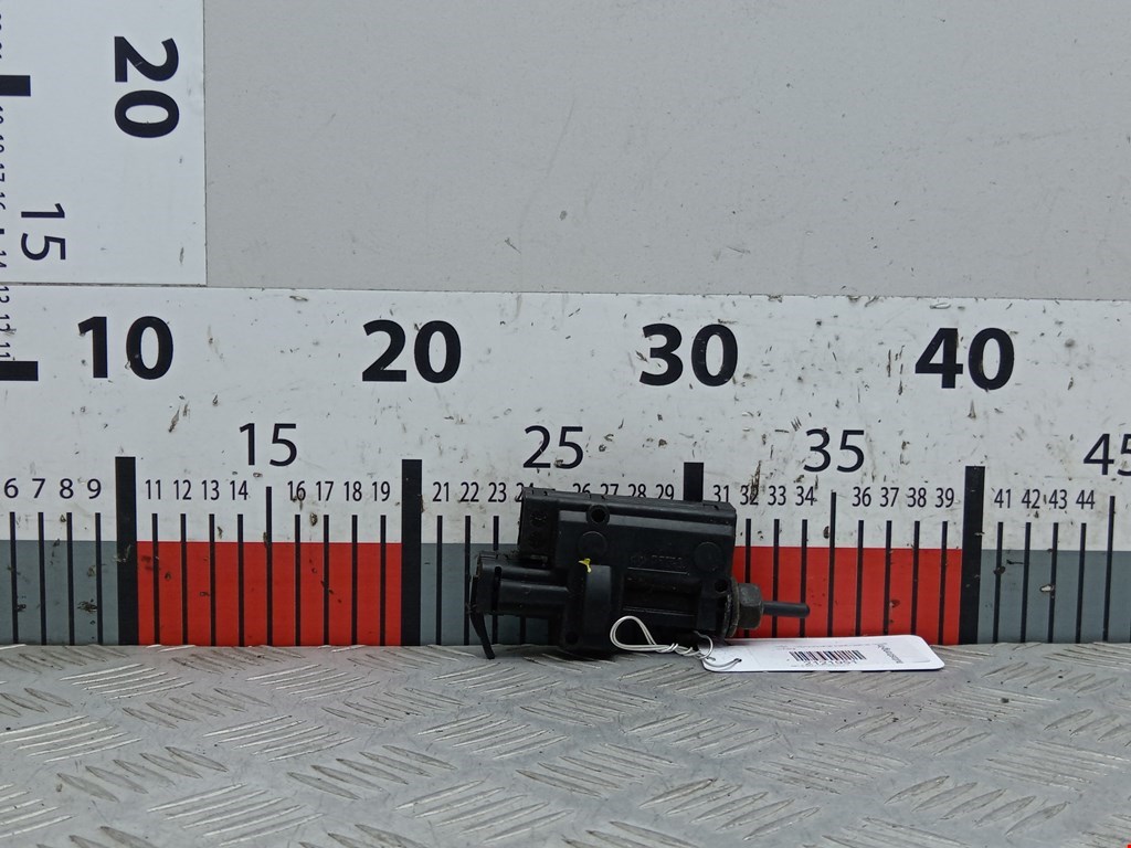 Сервопривод (электропривод моторчик привода) лючка бензобака Nissan Pathfinder (R51) (2004-2014)