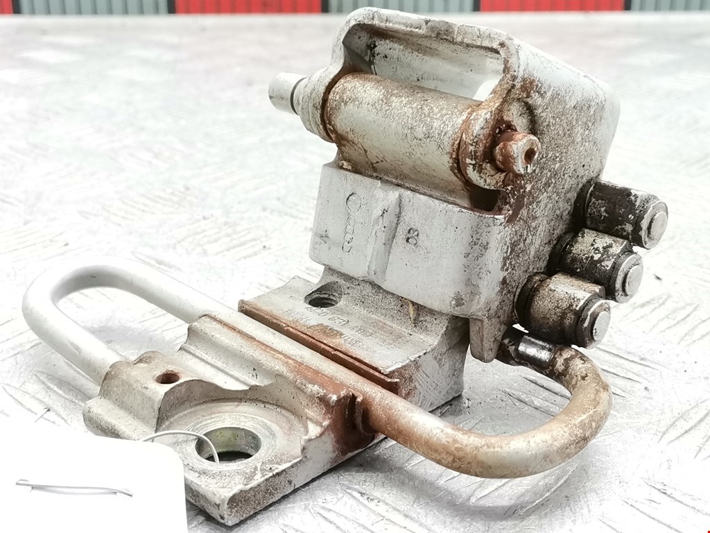 Петля двери передней левой Volkswagen Passat 5 GP (2000-2005)