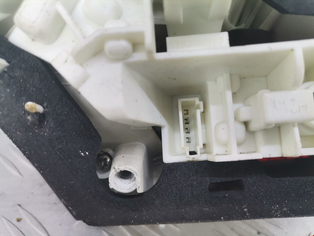 Фонарь задний внутренний правый OPEL Astra J 2009-2017