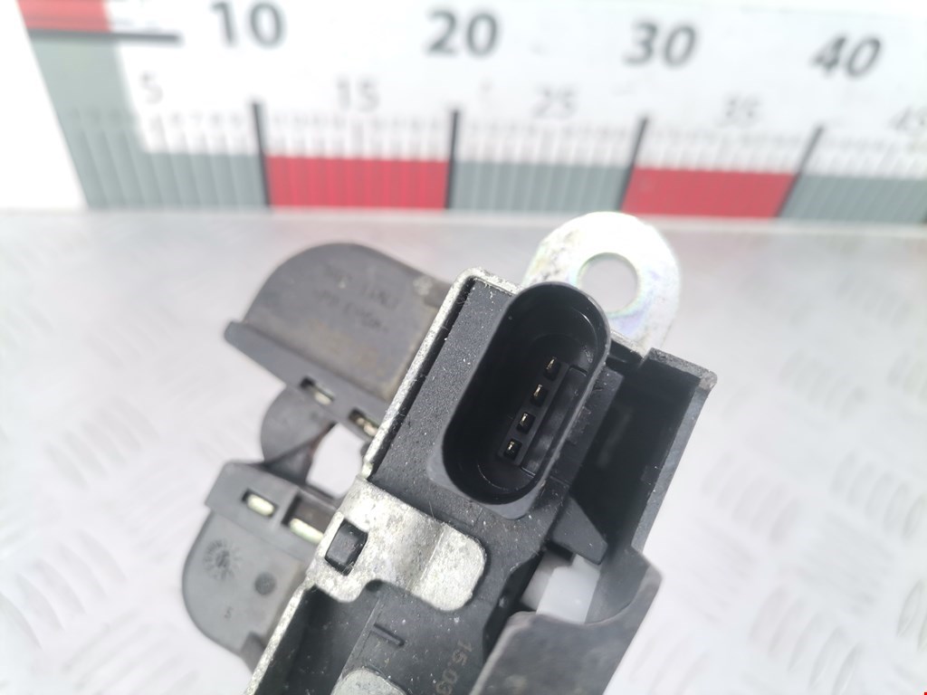 Замок багажника (крышки двери) VOLKSWAGEN Touran 2003-2010