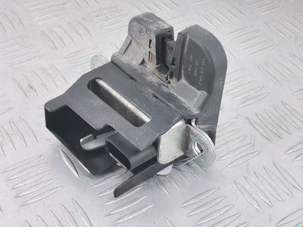 Замок багажника (крышки двери) VOLKSWAGEN Touran 2003-2010
