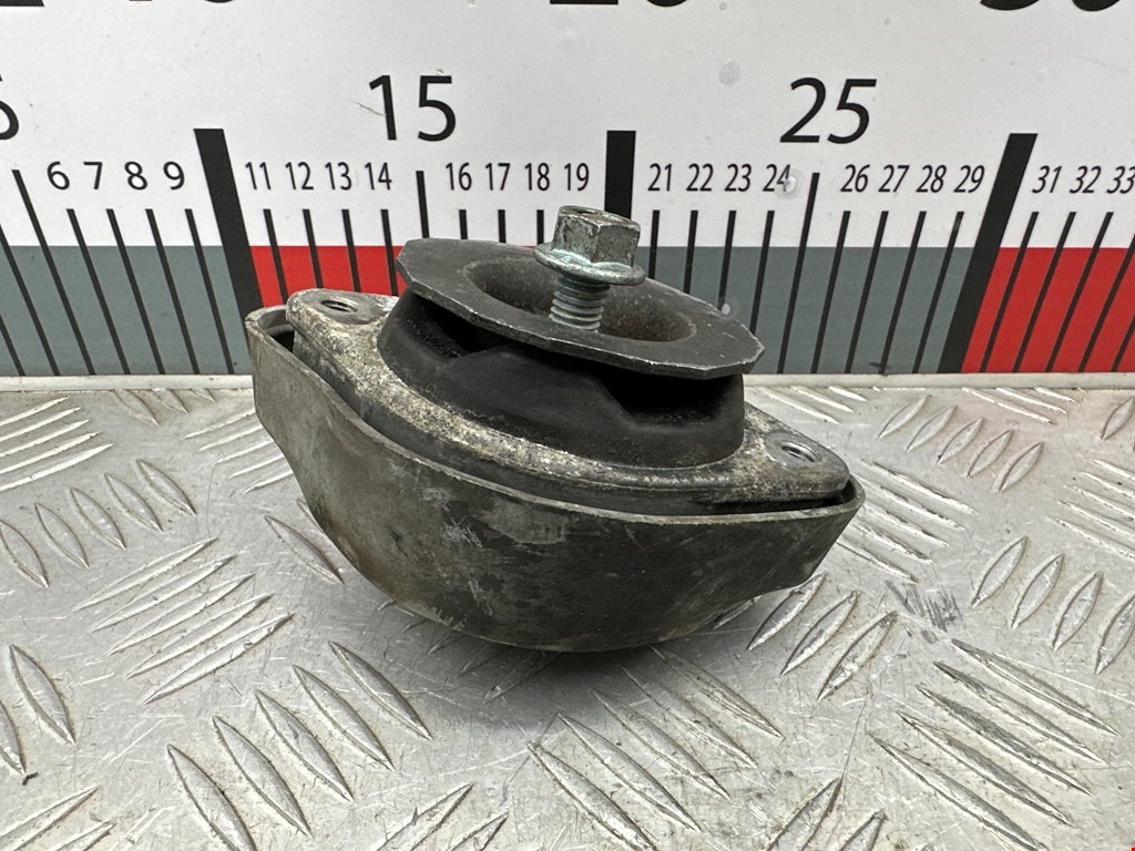 Подушка (опора) крепления КПП Volkswagen Passat 5 (1996-2000)