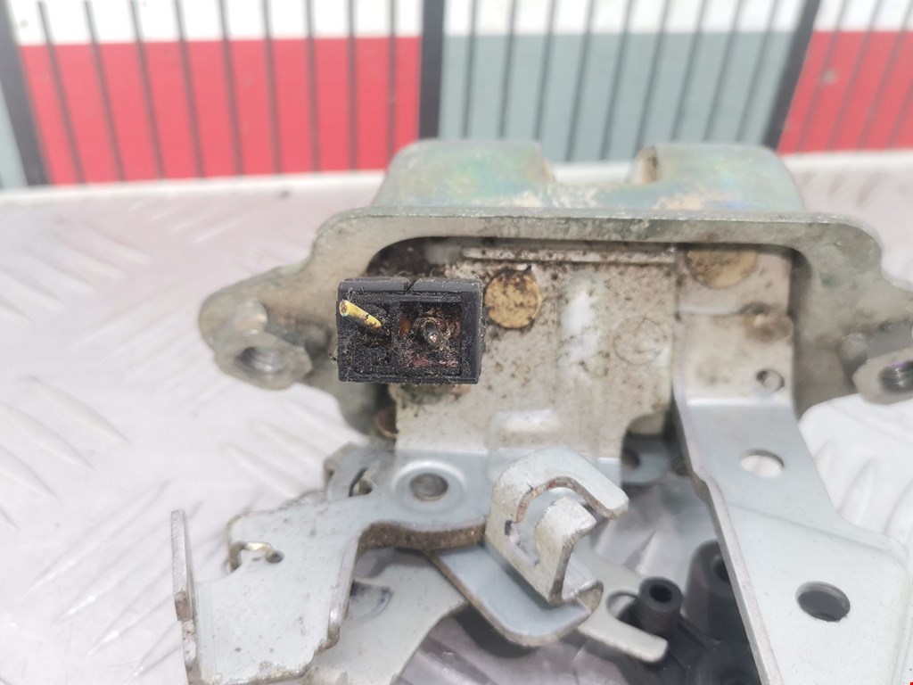 Замок багажника (крышки двери) SUBARU Legacy 1998-2004