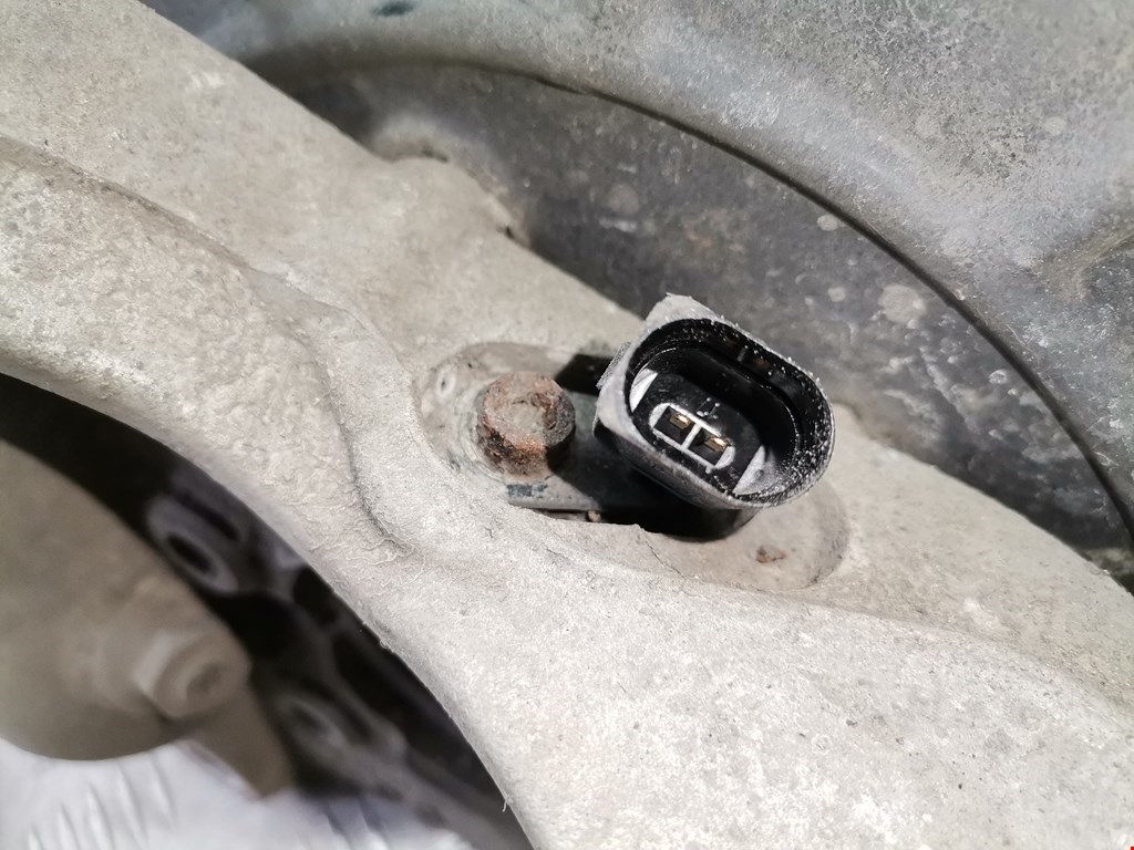 Ступица передняя левая VOLKSWAGEN Passat B6 2005-2011