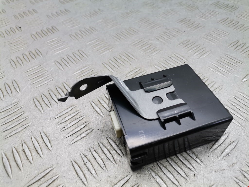 Блок управления центральным замком TOYOTA Prius III XW30 2009-2015