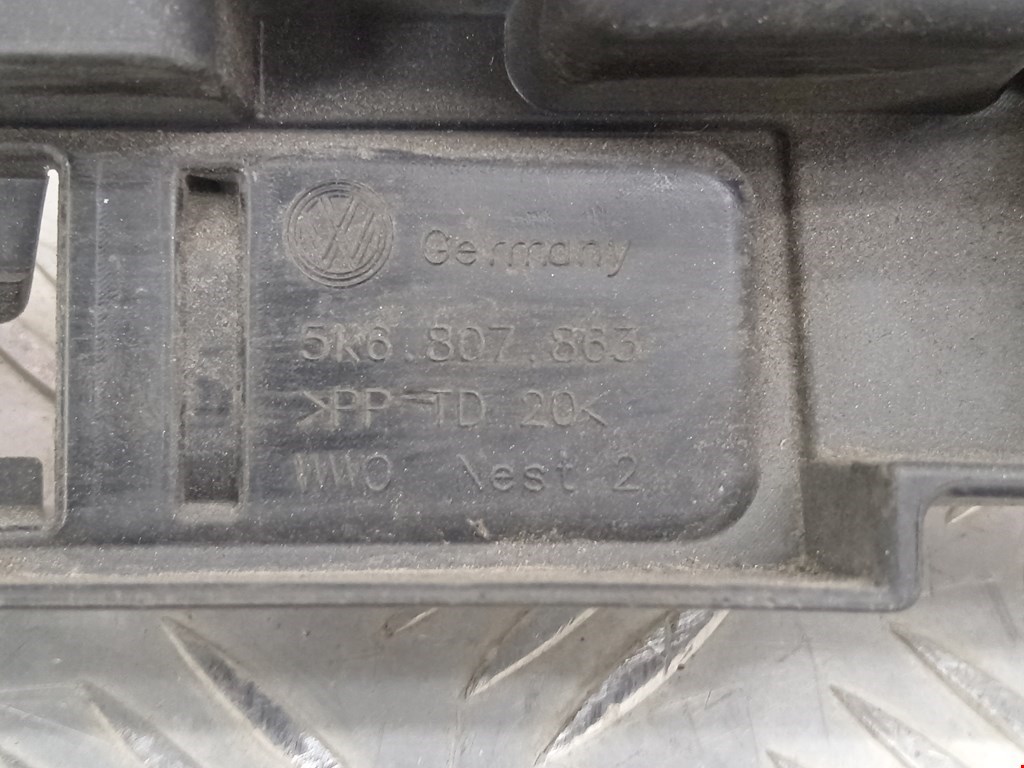 Кронштейн заднего бампера центральный VOLKSWAGEN Golf VI 2009-2012