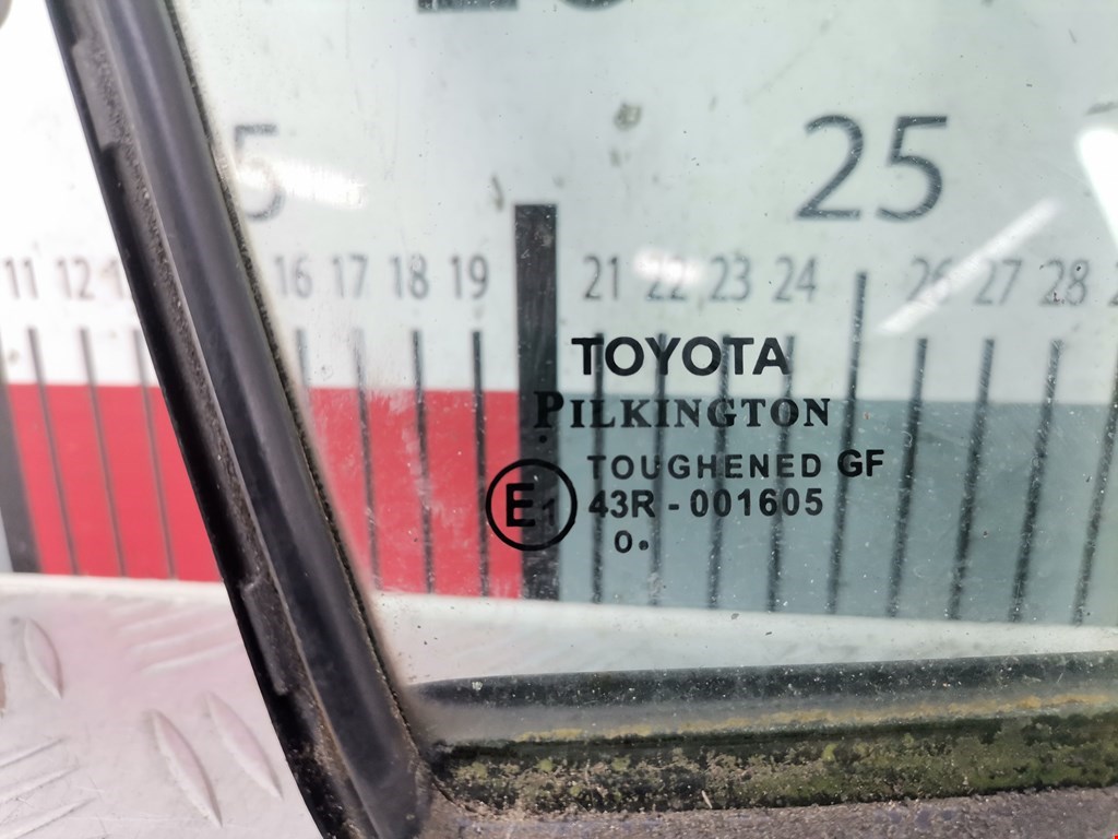 Стекло двери передней правой (форточка) TOYOTA Avensis 2009-2015