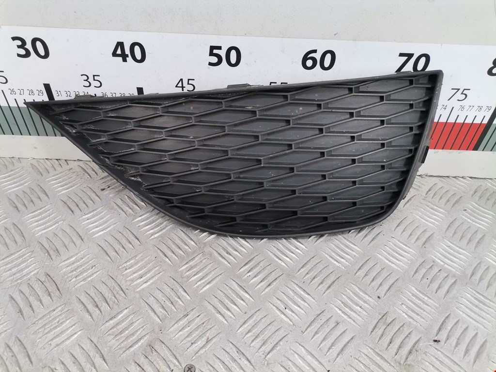 Решетка в бампер SEAT Ibiza 2008-2017