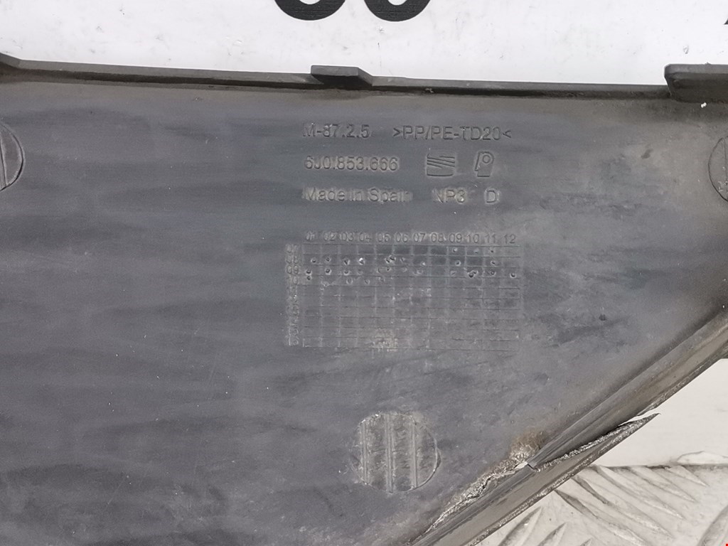 Решетка в бампер SEAT Ibiza 2008-2017