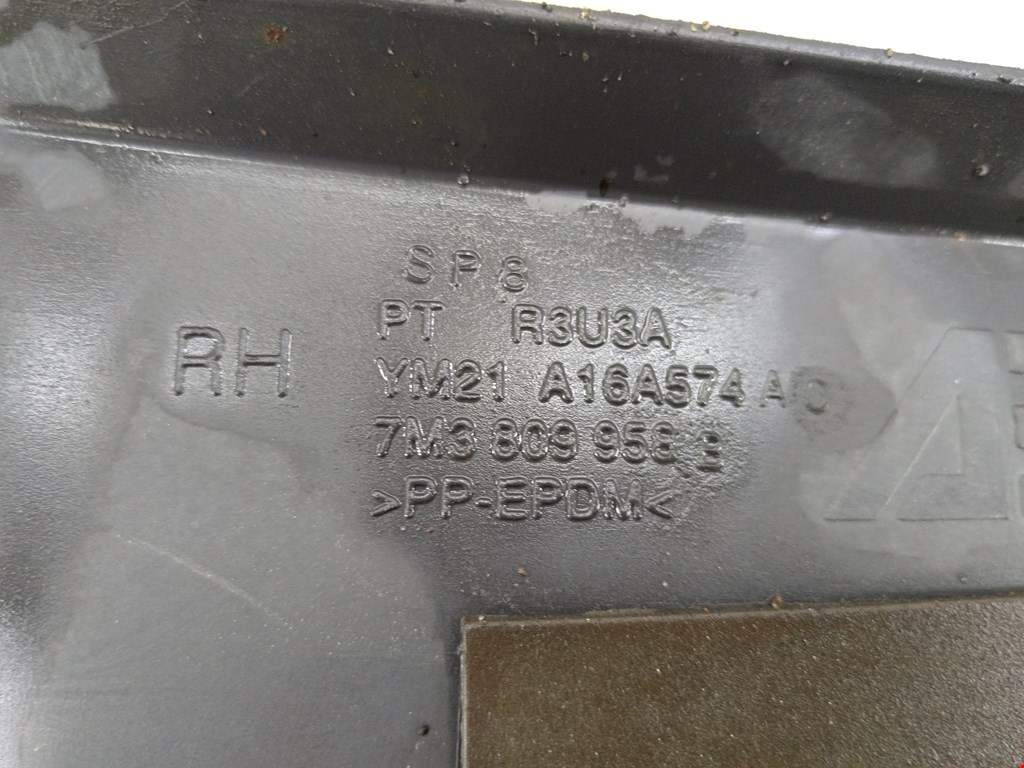 Локер (подкрылок) передний правый SEAT Alhambra 1996-2010