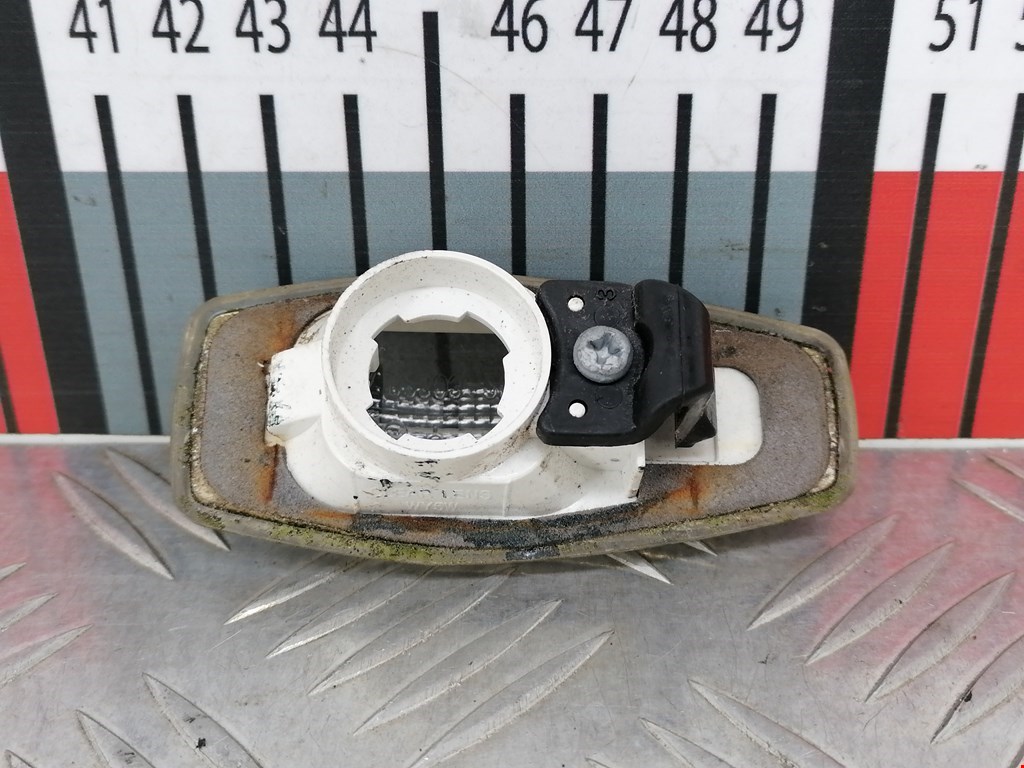 Повторитель на крыло KIA Carnival II 2006-2014