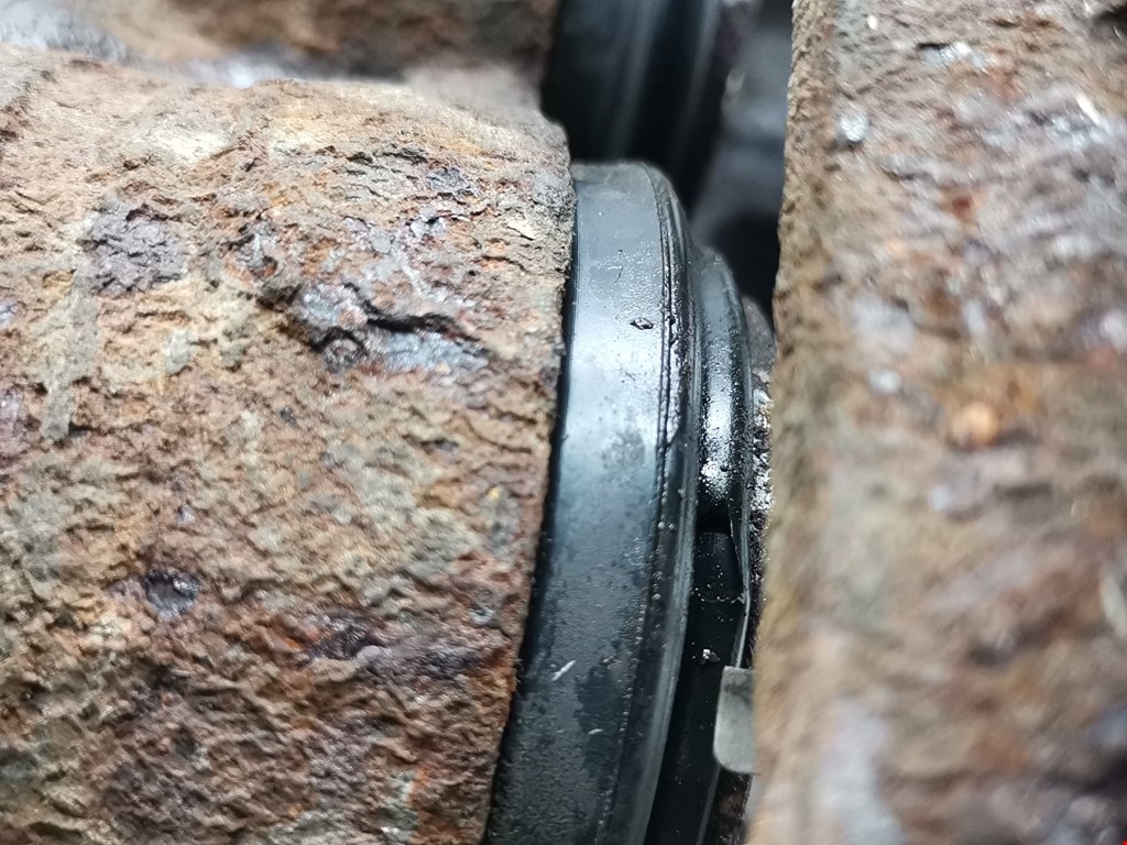 Суппорт передний левый SUBARU Forester II 2002-2008