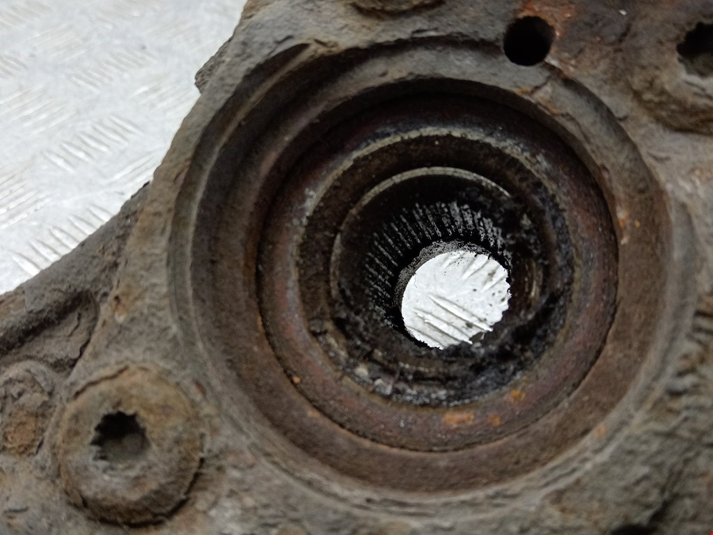 Ступица передняя левая VOLKSWAGEN Touran 2003-2010