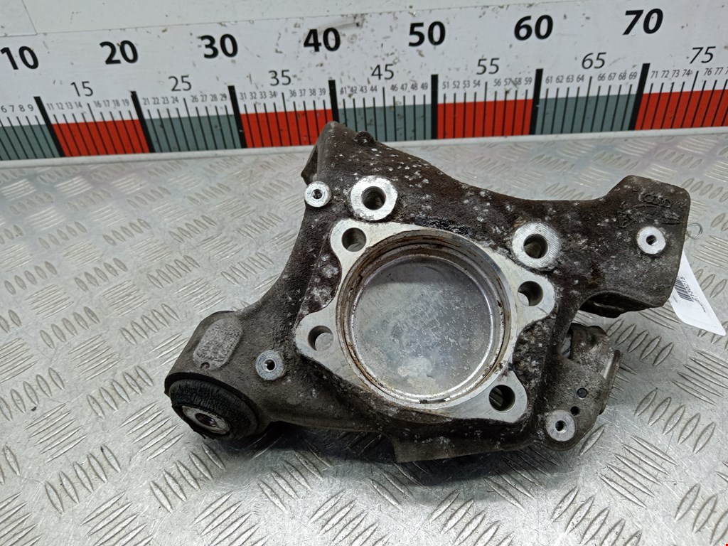 Кулак задний правый Audi A6 C6 (2004-2011)