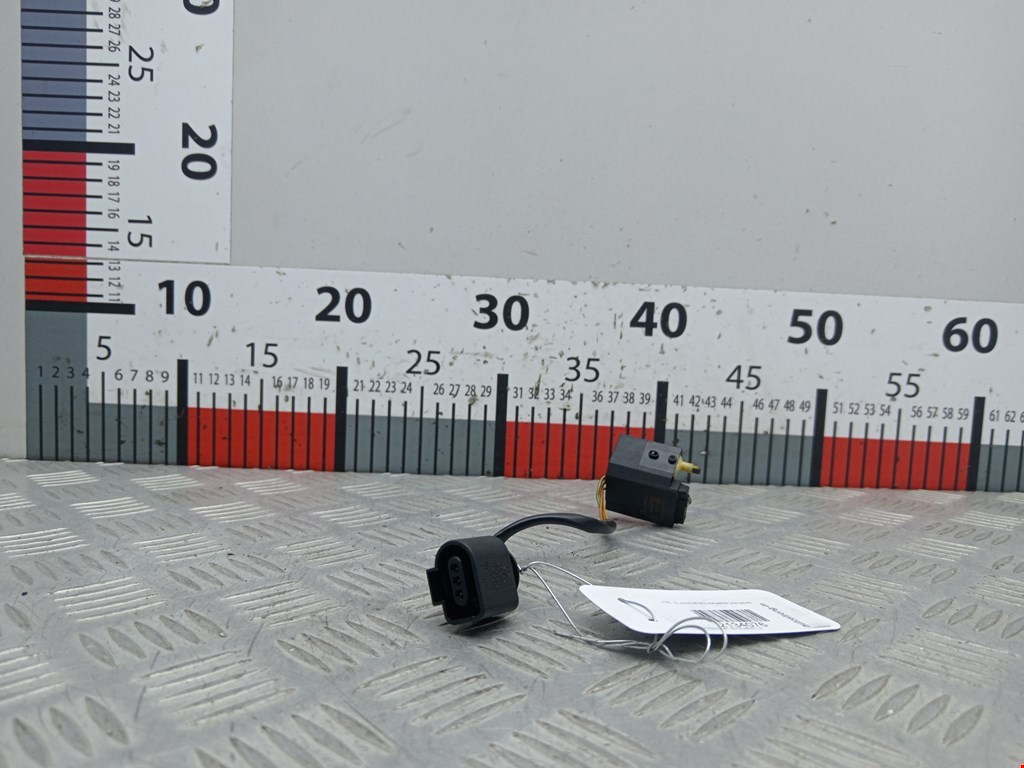 Выключатель концевой (концевик) VOLKSWAGEN Bora 1998-2005