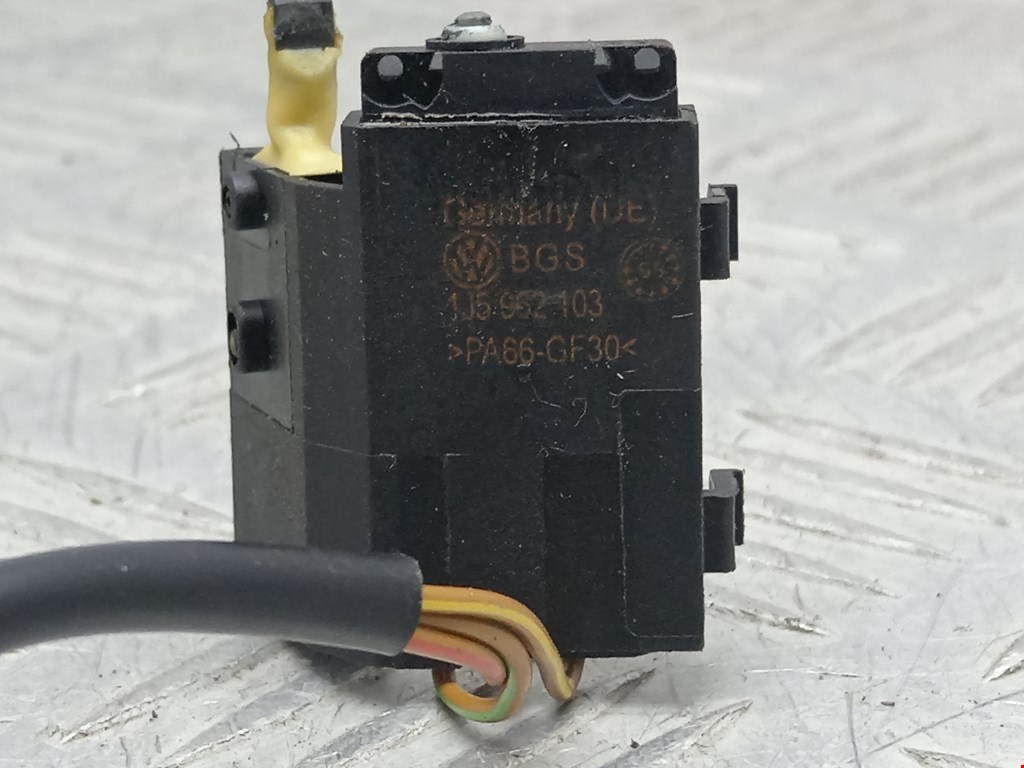 Выключатель концевой (концевик) VOLKSWAGEN Bora 1998-2005