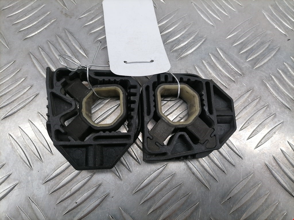 Кронштейн (крепление) радиатора VOLKSWAGEN Passat B6 2005-2011