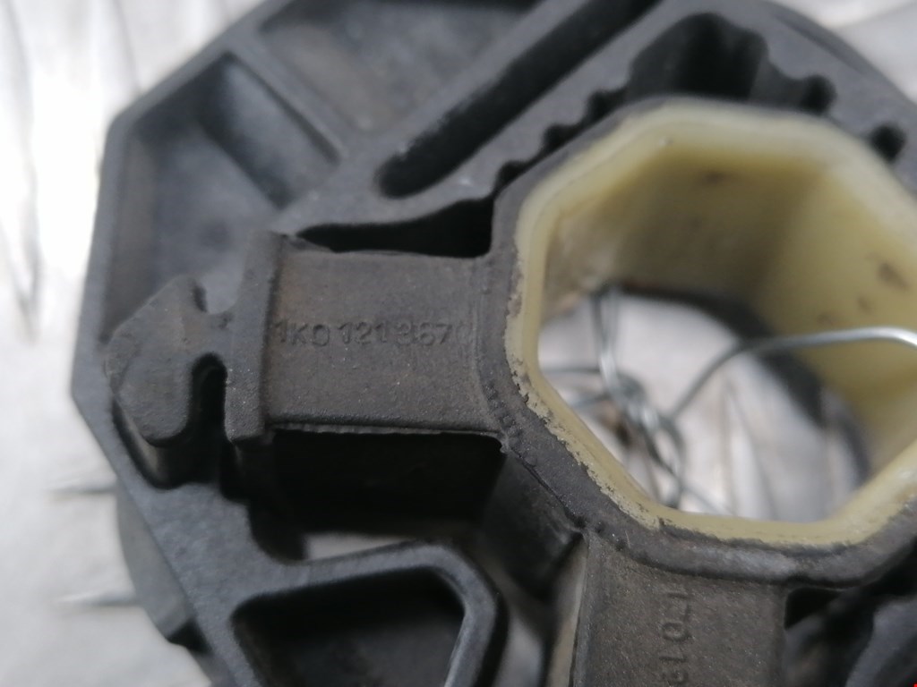 Кронштейн (крепление) радиатора VOLKSWAGEN Passat B6 2005-2011