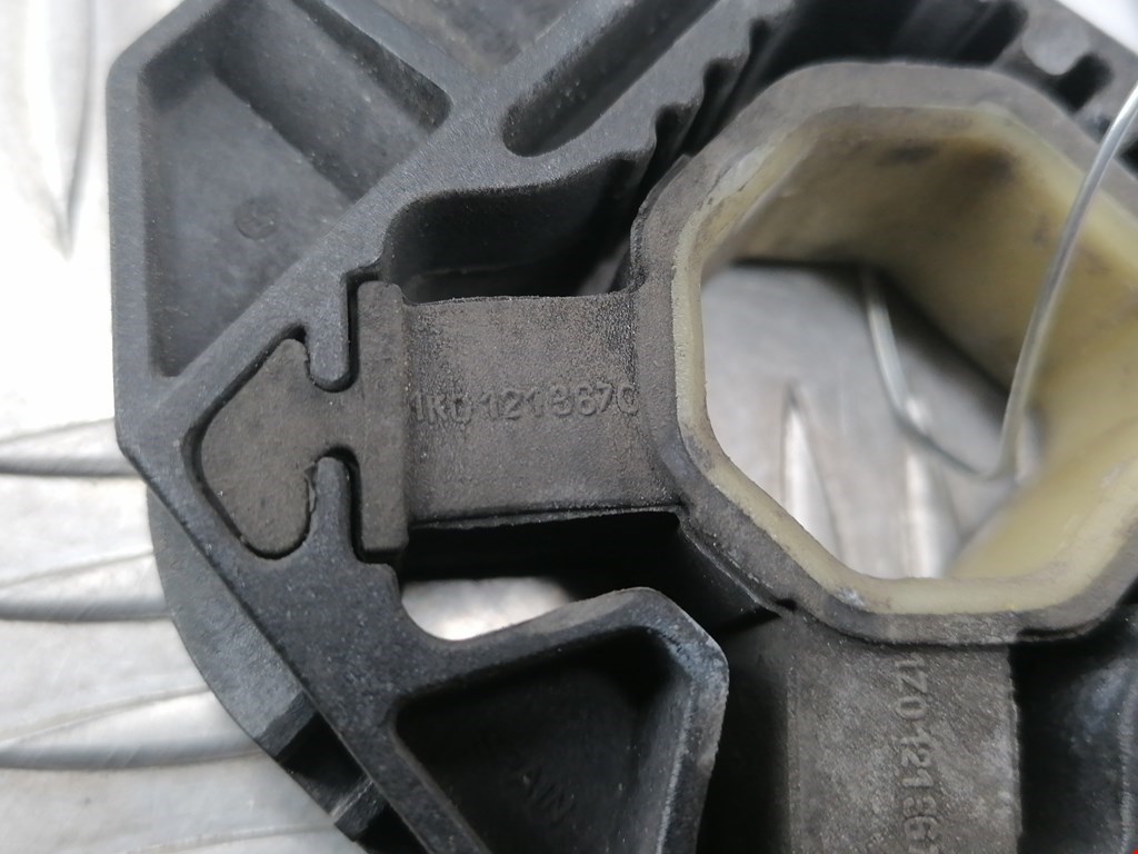 Кронштейн (крепление) радиатора VOLKSWAGEN Passat B6 2005-2011