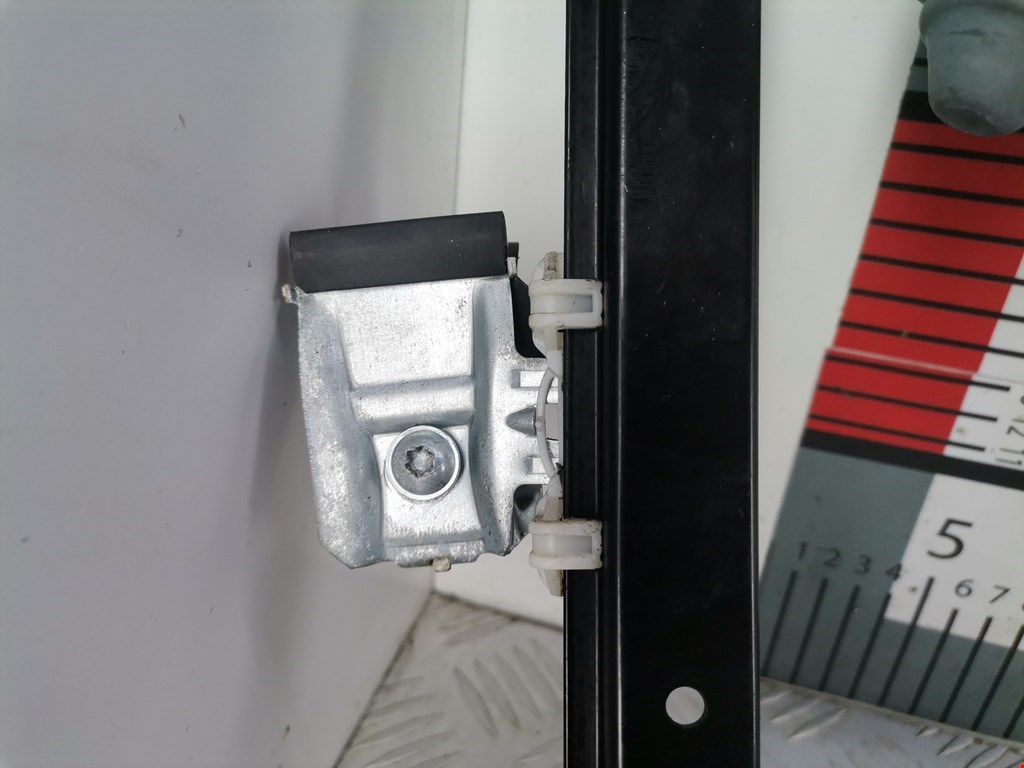 Стеклоподъемник задний правый SEAT Alhambra 1996-2010