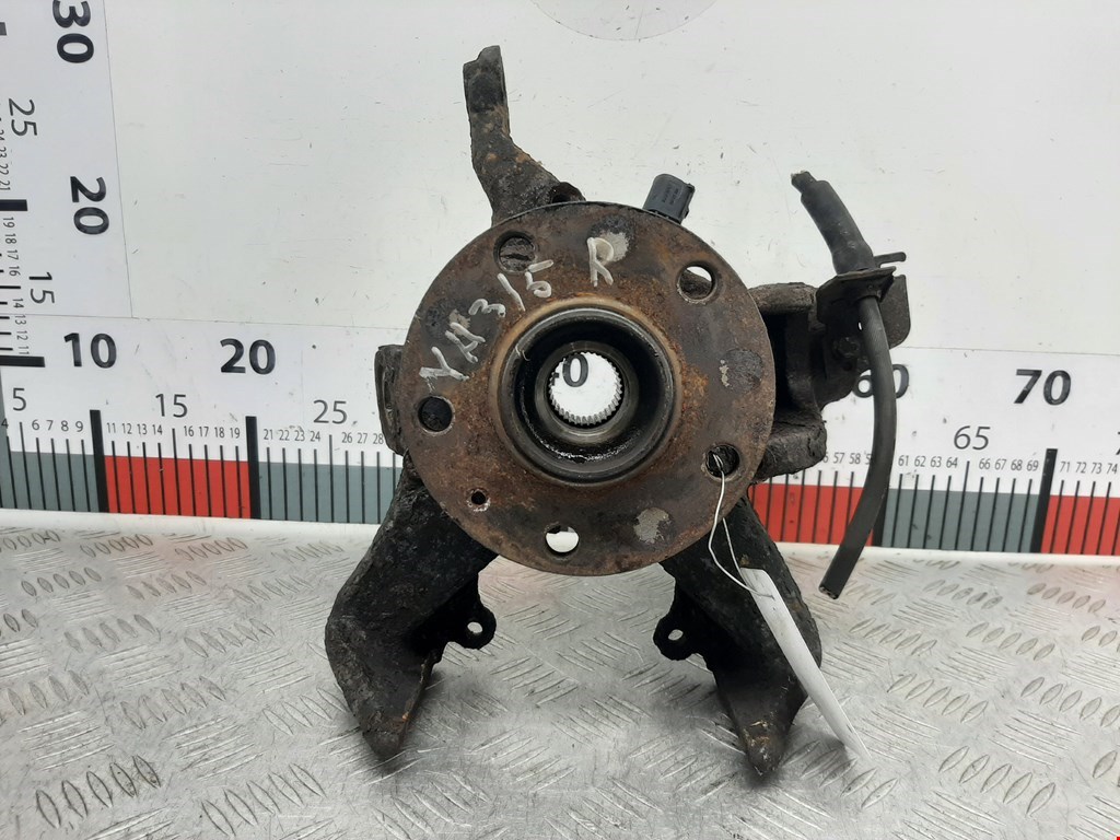 Ступица (кулак цапфа) передняя правая Volkswagen Caddy 3 (2004-2015)
