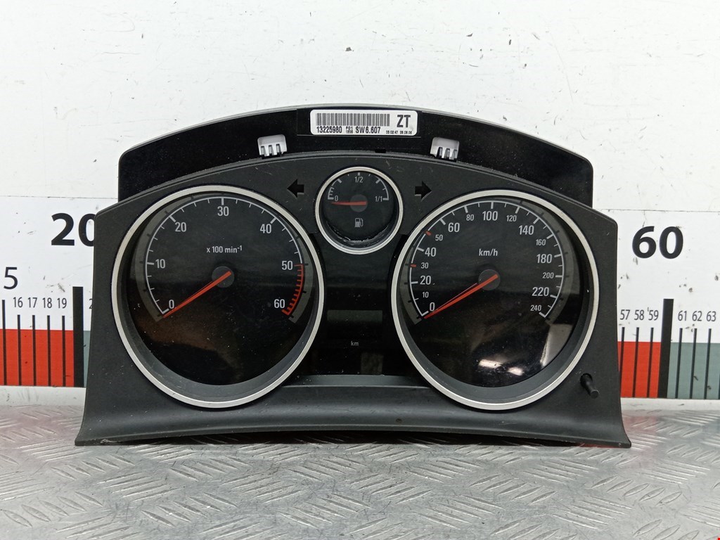 Панель приборов (щиток) OPEL Astra H/Family 2004-2015