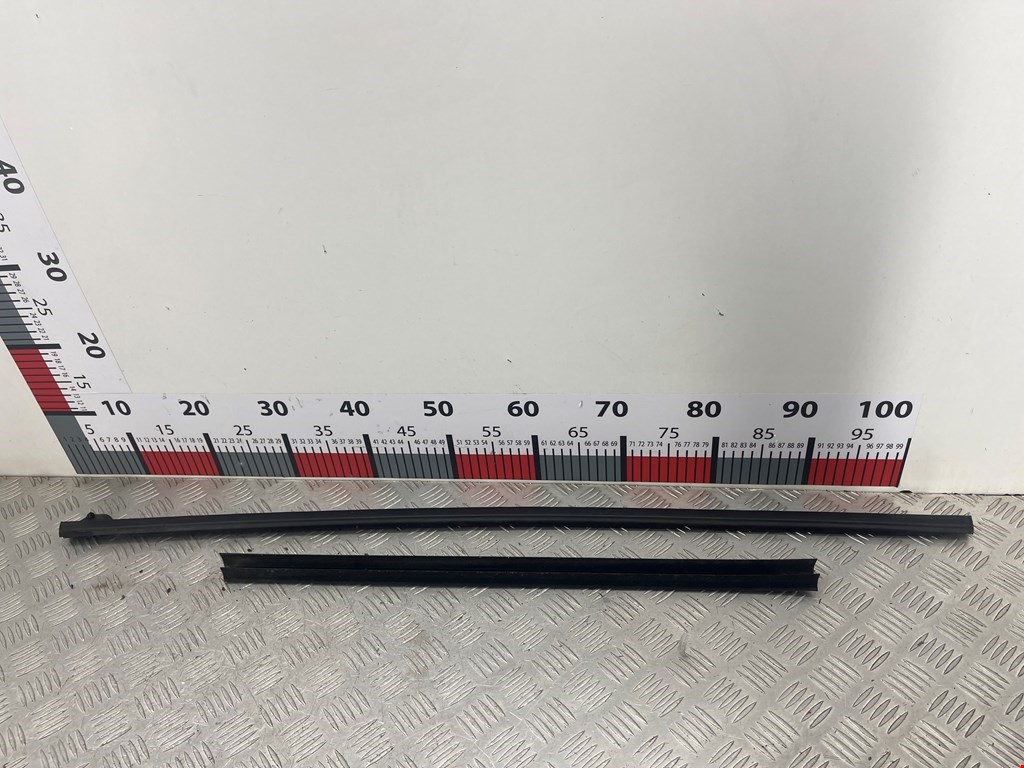 Уплотнитель стекла двери Citroen C4 Grand Picasso 1 (2006-2013)