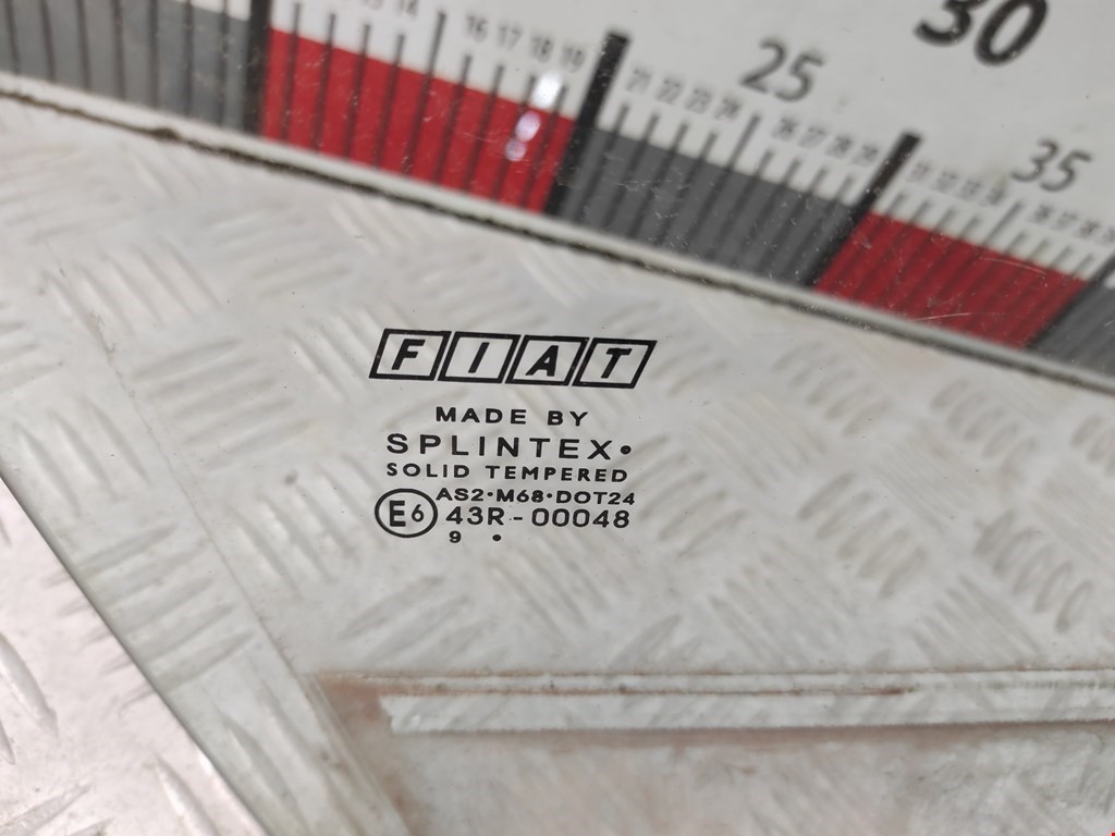 Стекло двери переднее правое FIAT Grande Punto 2005-2009