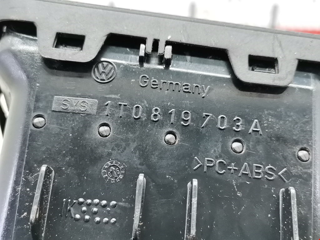 Дефлектор воздушный VOLKSWAGEN Touran 2003-2010