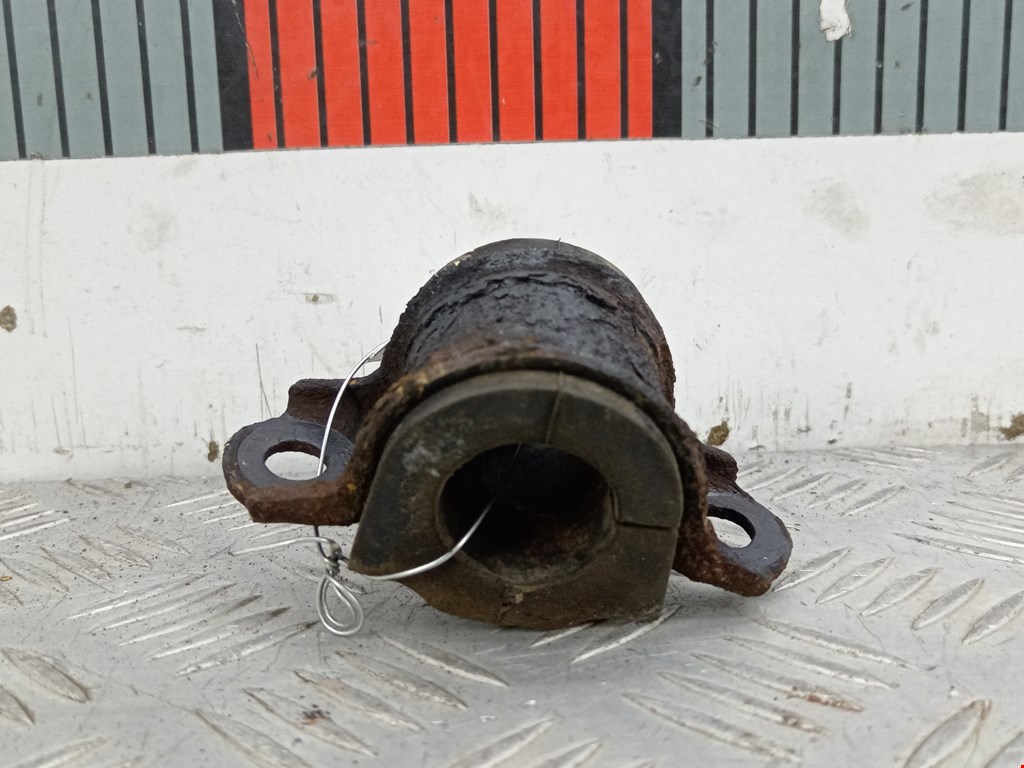 Кронштейн (крепление скоба) стабилизатора переднего Mitsubishi Colt 6 (2002-2012)