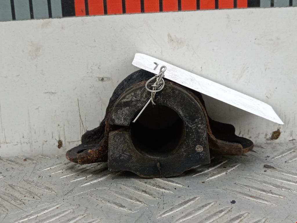 Кронштейн (крепление скоба) стабилизатора переднего Mitsubishi Colt 6 (2002-2012)