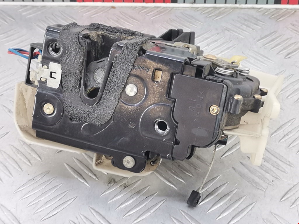 Замок двери передней правой VOLKSWAGEN Polo IV 2001-2009