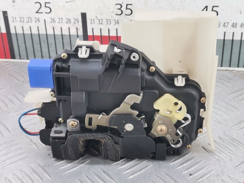 Замок двери передней правой VOLKSWAGEN Polo IV 2001-2009