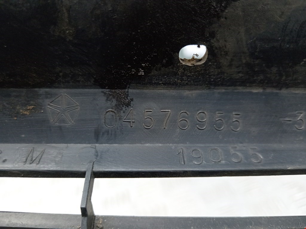 Решетка радиатора CHRYSLER Voyager III GS 1995-2000