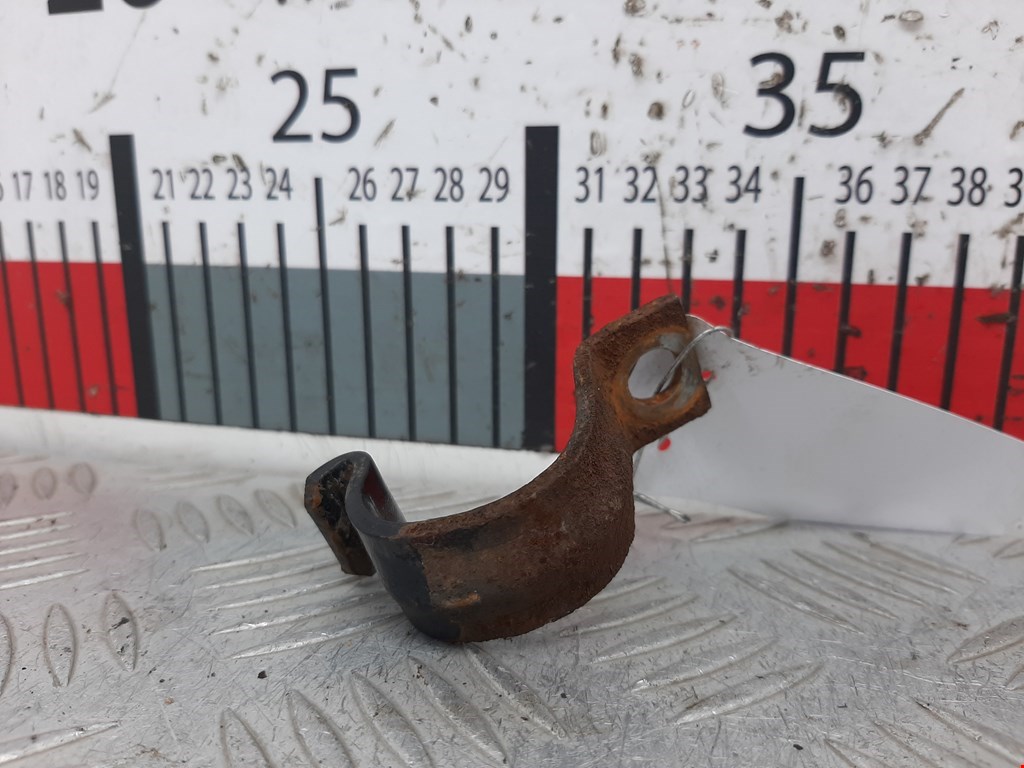 Кронштейн (крепление скоба) стабилизатора переднего Audi A3 8L (1996-2003)