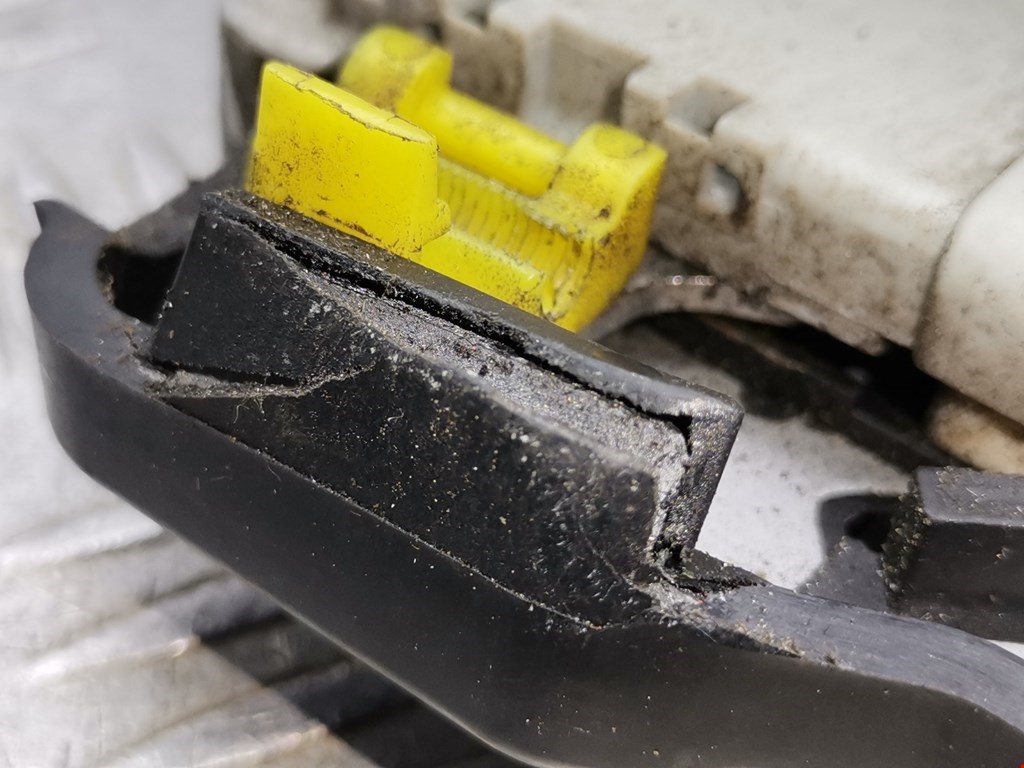 Замок двери передней правой AUDI A6 C6 2004-2010