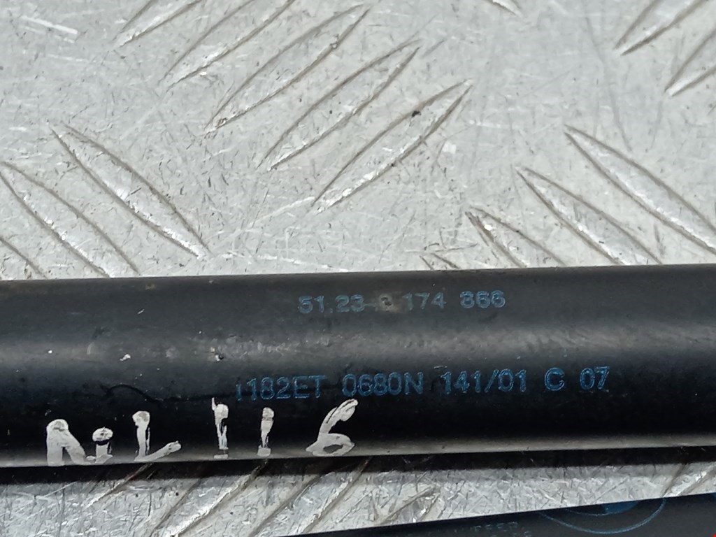 Амортизатор капота левый=правый BMW 5er 5 серия E39 1995-2004