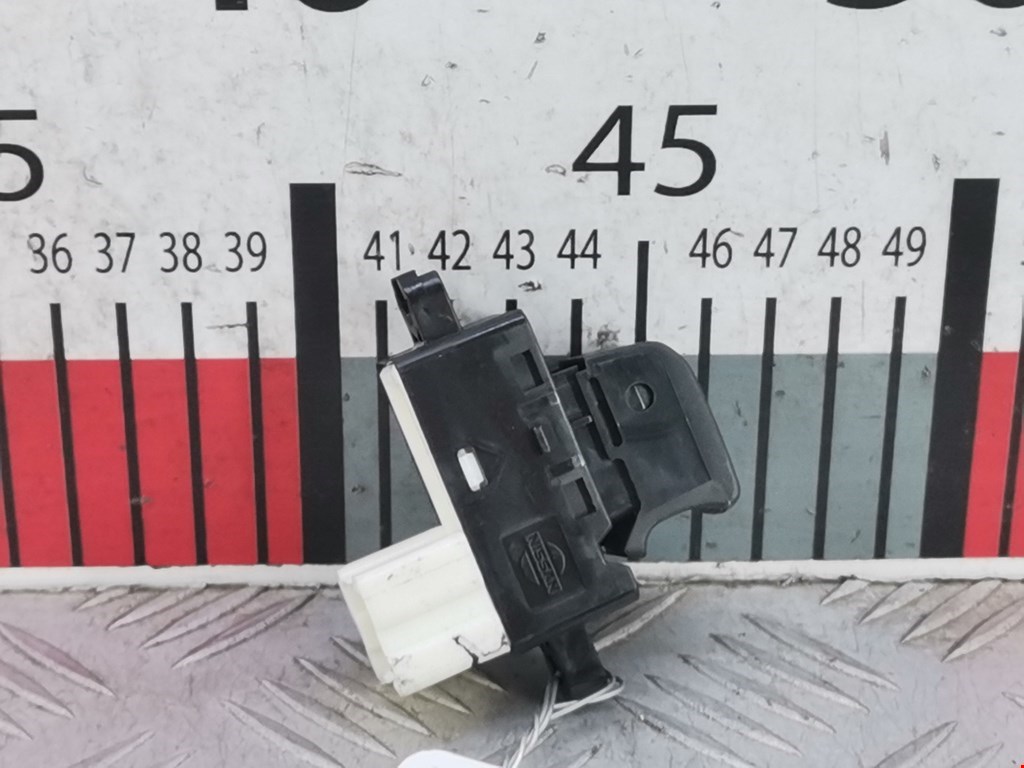 Кнопка стеклоподъемника NISSAN Murano Z50 2002-2008