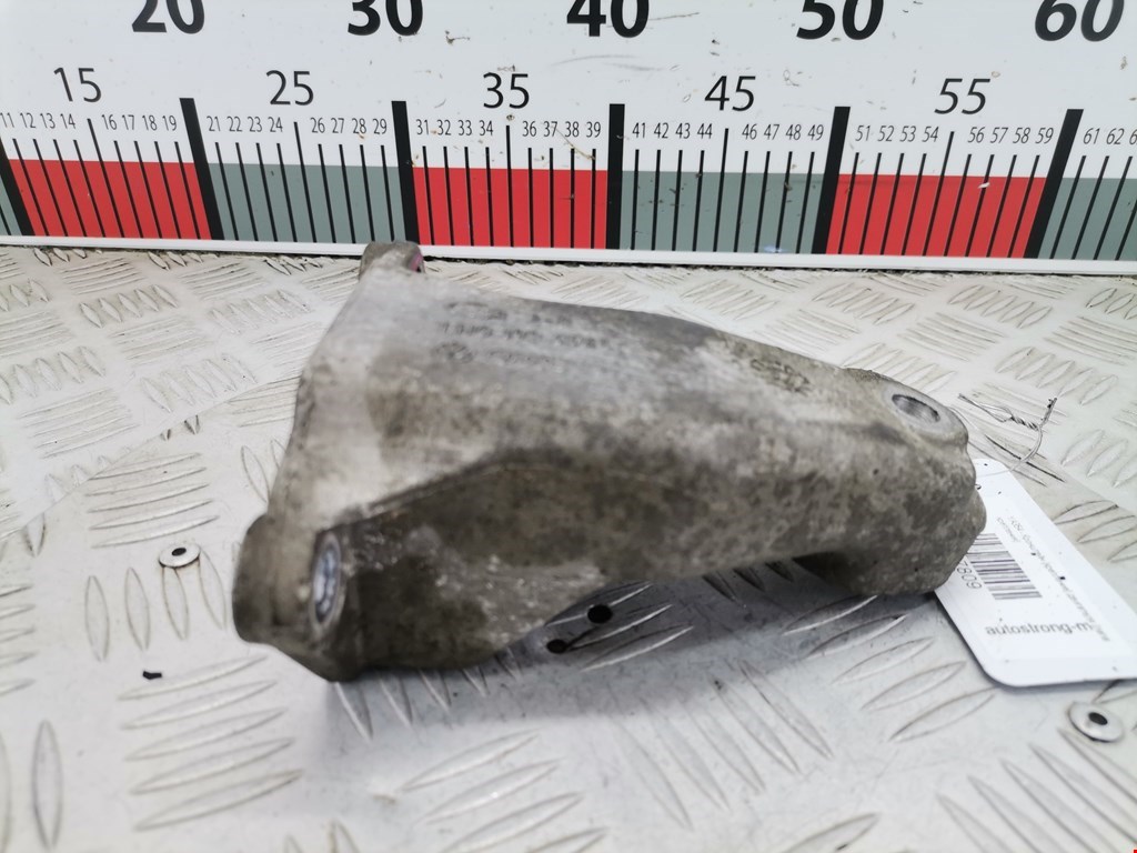 Кронштейн (крепление лапа) двигателя Volkswagen Polo 3 (1994-2002)