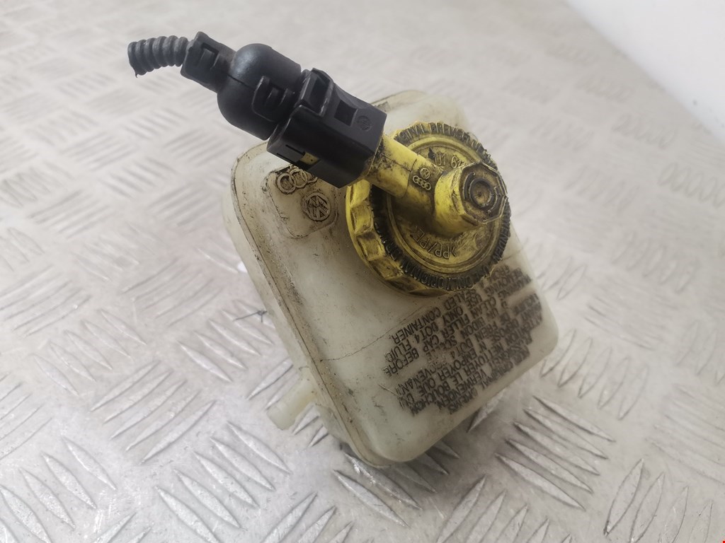 Бачок главного тормозного цилиндра VOLKSWAGEN Golf IV 1997-2003