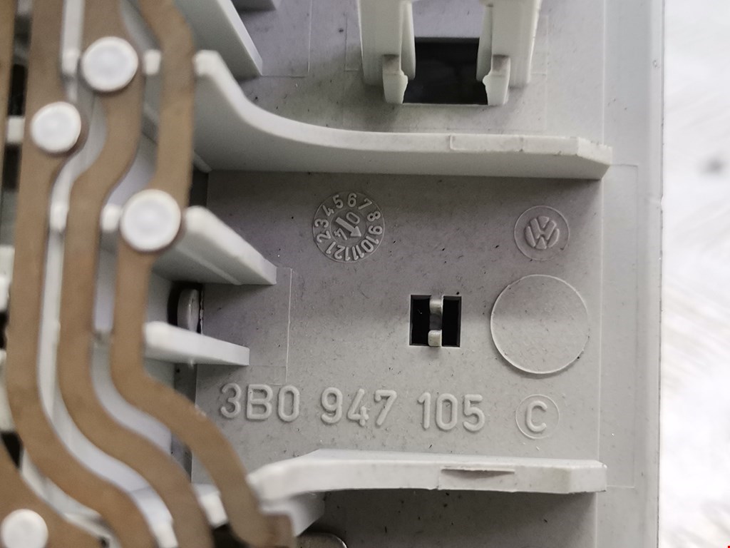 Плафон салонный (салона фонарь) VOLKSWAGEN Touran 2003-2010