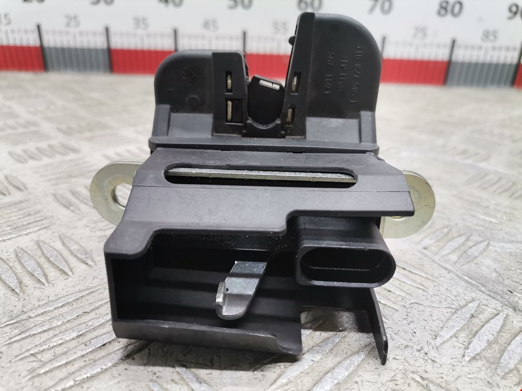 Замок багажника (крышки двери) VOLKSWAGEN Touran 2003-2010