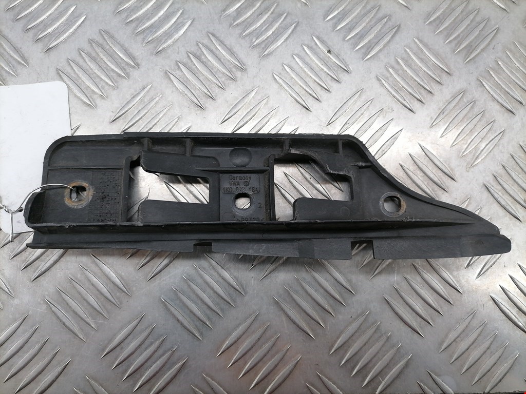 Кронштейн переднего бампера правый VOLKSWAGEN Golf V 2003-2009